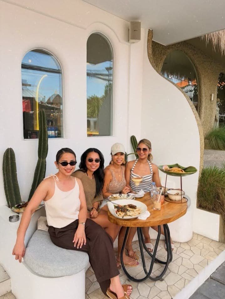 Guests at the outside table of Artista Cucina in Canggu