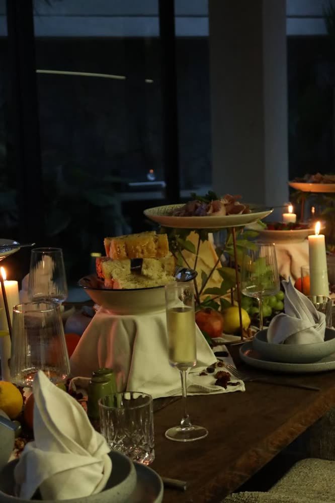 Prosecco and candles on the event table