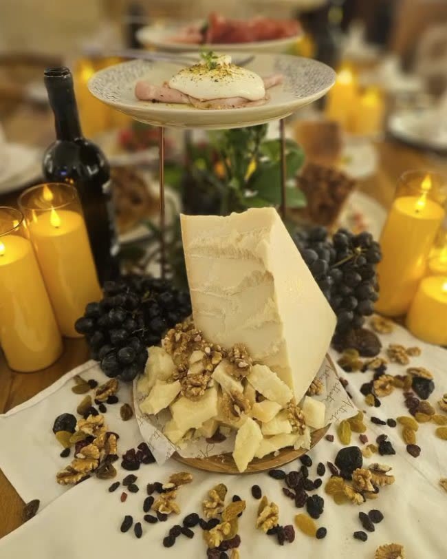 Parmigiano, walnuts and grapes by candlelight